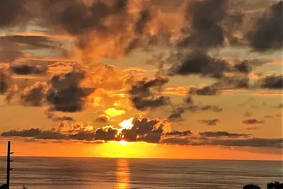 Image de Charmant bungalow près des plages de classe mondiale avec vue sur l'océan et le coucher du soleil