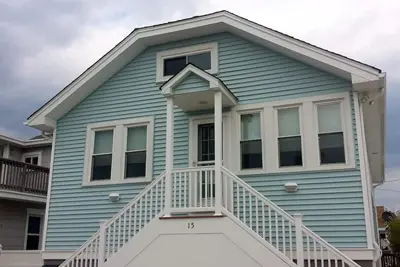 Image de Bungalow récemment rénové près de la baie et de la promenade pour dix personnes