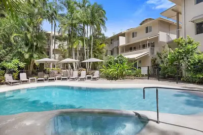 Image de Appartement de luxe contemporain et luxueux, rénové par un designer local