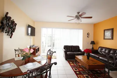 Image de 2 miles de Disney, 3 Bd, 3 Ba, 8 Capacité d'accueil, Piscine privée, WiFi gratuit, 5 Star Resort