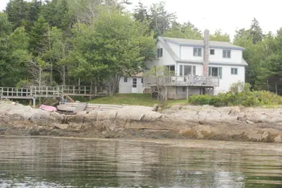 Image de Propriété privée face à l'océan avec crique de baignade et baignade en eau profonde
