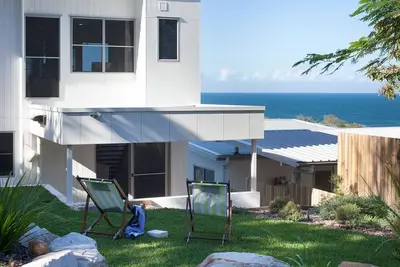 Image de Coolum Beach Holiday House - Une vue imprenable sur la plage de Coolum + à proximité des commerces