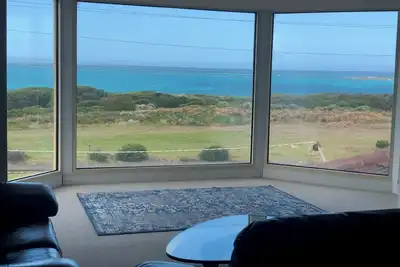Image de Merri Beach House - En face de la plage avec des vues spectaculaires et une connexion Wi-Fi gratuite