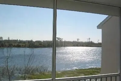 Image de À côté du centre commercial (restaurants), maison confortable à 2 miles de Disney. Condo 3br avec vue lac