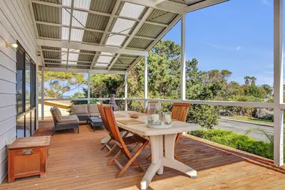 Image de Zephyr Shores - 9 Guests | 3 Bedrooms | 4 Beds | 2 Bathrooms - Master Bedroom: Queen bed, Bedroom 2: 1 Trio Bunk bed (Double bed, Bottom and Single bed, Top) and 1 Set of Bunk Beds, Bedroom 4: Queen bed