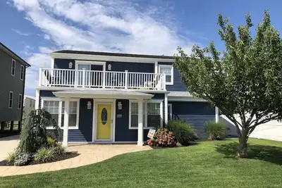 Image de Beau et récemment rénové, 5 Br, plan d'étage ouvert
