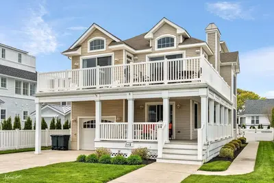 Image de Maison de luxe avec piscine / jacuzzi à seulement 1 pâté de maisons de la plage et à proximité de la ville