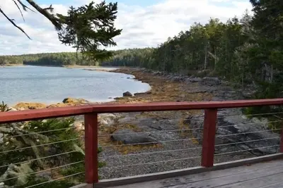 Image de Maison isolée offre un accès à l'eau, une vue imprenable sur le port et l'île
