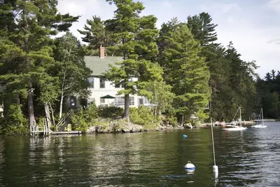 Image de Région des lacs - Accueil au bord du lac avec quai privé sur le Grand lac de l'Est - sans fumée