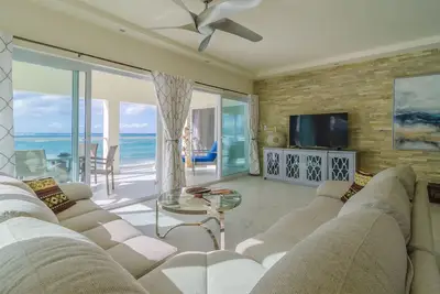 Image de Condo de luxe 2bd en bord de mer avec vue imprenable sur la mer, situé au centre