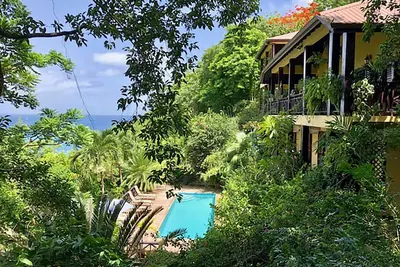 Image de Villa Pomme D'Amour À Marigot niveau supérieur de la villa d'hôtes 3 min. marcher jusqu'à une crique
