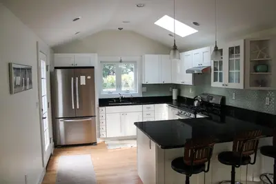 Image de Nouvelle Maison Mise À Jour! Proche De La Plage! Beaucoup d'équipements! Pet Friendly! Central A \/ C