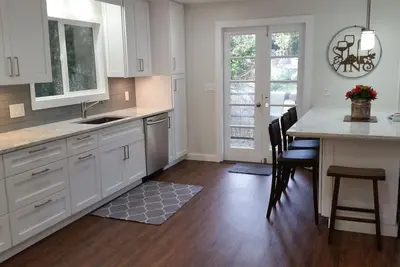 Image de Riverfront Retreat - Cuisine rénovée 3br et bain à remous