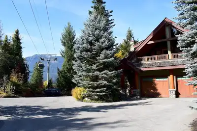 Image de Cedar Hollow 11 | Ski-In, Ski-Out | Huge Living Space | Private Hot Tub & Garage