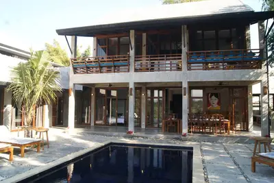 Image de Spacieuse villa avec piscine privée au bord de la rivière