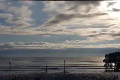 Image de À quelques pas du sable, du soleil et du plaisir dans ce condo haut de gamme en bord de mer, 2 chambres
