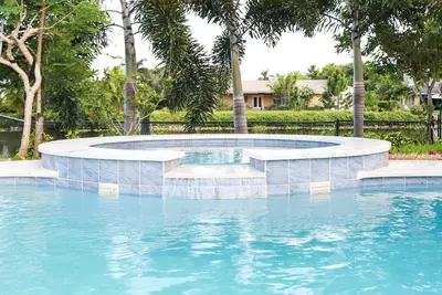 Image de Vacances Incroyables! Fun Home W / Jacuzzi / Piscine CHAUFFÉE Sur Canal / PÊCHE / Proche Plage / Tout