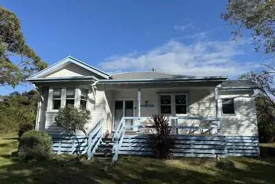 Image de Maison magique dans des acres de brousse indigène
