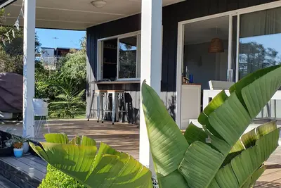 Image de Summerhouse scandinave dans de beaux jardins se promener sur la plage de baignade en toute sécurité