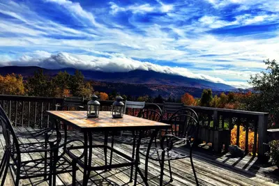 Image de Cap contemporain avec vue spectaculaire sur la montagne et le village Quintessential