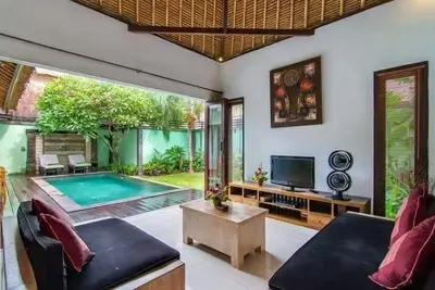 Image de Villa à 2 chambres avec piscine, Boutiques, Seminyak central, Personnel d'entretien