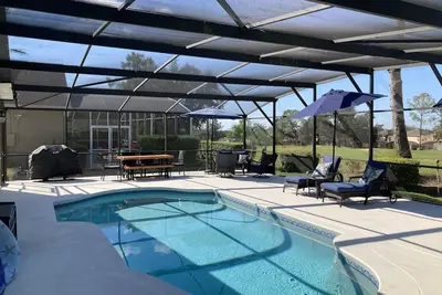 Image de Villa ensoleillée relaxante avec une très grande terrasse avec piscine donnant sur une superbe vue sur le golf