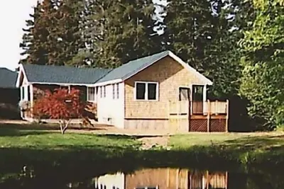 Image de Summer Cottage sur Mdi niché dans les bois
