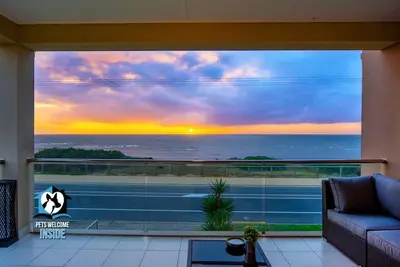 Image de Esplanade spectaculaire 4br contemporain avec WiFi