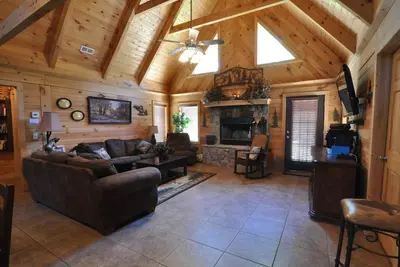Image de Luxueuse maison en bois rond; 3 chambres; 2 salles de bain. 1 mile de Legends of Golf