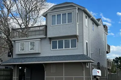 Image de Ocean Side 3000 SqFt -Walk to Beach -Accommodates 3 Families- Vue Sur La Baie Incroyable