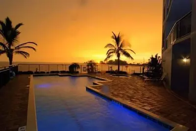 Image de 3br moderne de luxe sur la rivière Banana & près de la plage!