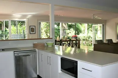 Image de Atoll Close, 4 chambres, WiFi gratuit, piscine privée, à pied de la plage, Foxtel