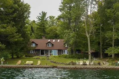 Image de Adirondack Style Lake House, accessible en fauteuil roulant