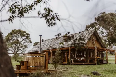 Image de Kallarroo Cottage dans les montagnes enneigées