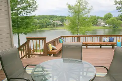Image de Propriété en bord de lac avec piscine dans un quartier calme