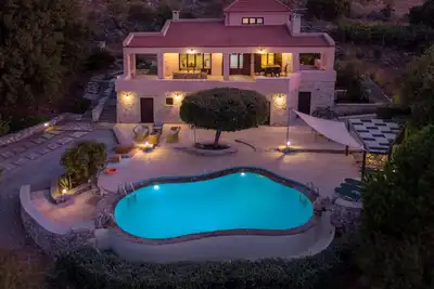 Image de Vue sur la mer à couper le souffle: Villa Prinolithos. Prix réduits entre le 02 et le 23 juin! !