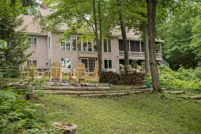 Image de Calme, la maison au bord du lac avec plage de sable privée