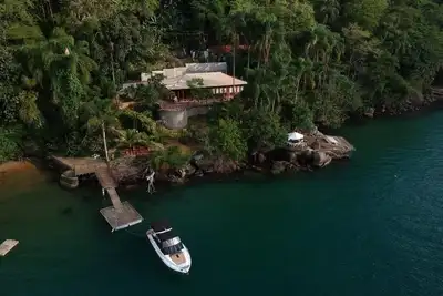 Image de maison coloniale typique dans la baie de Parati, avec une belle vue, face à la mer