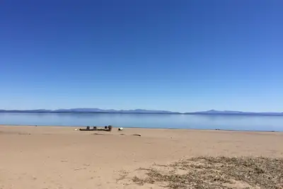 Image de Plage de sable du bord de la terrasse au bord de l'eau, vue sur la montagne, feux de plage