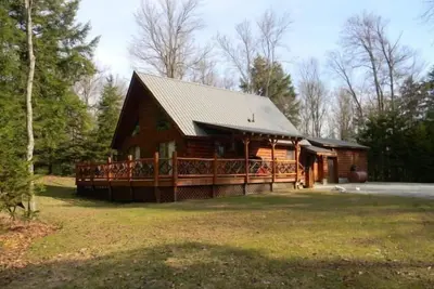 Image de Chalet impeccable Ă Old Forge avec lot riverain