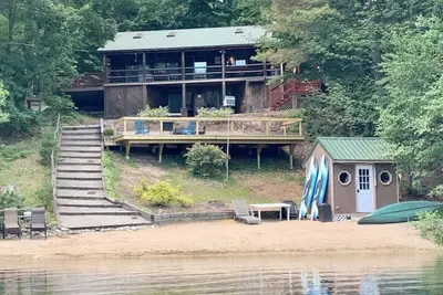 Image de Cabane en rondins spectaculaire au bord de l'eau avec bain à remous et fantastique plage de sable privée de 100 pieds