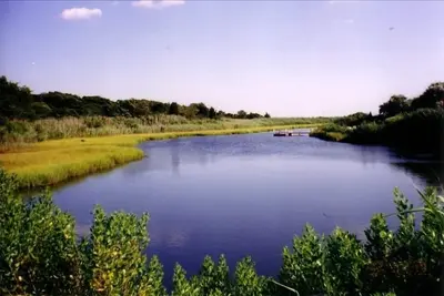 Image de Spacieux Hamptons Retreat - Vues sur l'eau, piscine, tennis, près de la plage et de la ville
