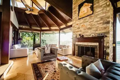Image de Lakeway Paradise - Boat Dock, Lake Front, Best Location! ! 3 Story, Théâtre