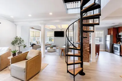 Image de Condo avec escalier en colimaçon à grenier, parfait pour les enfants