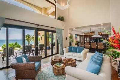 Villa de luxe en bord de mer avec piscine privée et femme de chambre à temps plein