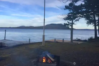 Image de Cabine privée sur le lac Mooshead. Des vues spectaculaires! w / Facultatif Guest House.