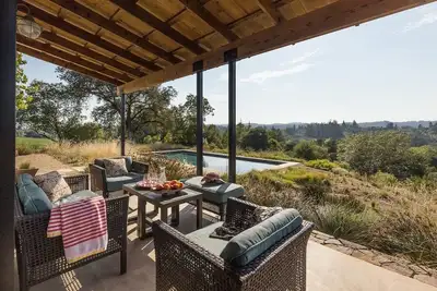 Image de Architecte nouvellement rénové conçu maison viticole avec piscine et spa