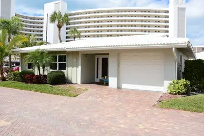 Image de Villa de luxe récemment rénovée sur la plage! Villa autonome la plus proche sur Siesta Key!
