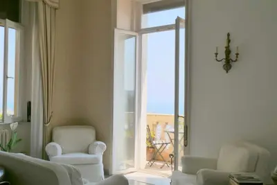 Image de Grand studio - Très clair et aéré - Balcon - Vue imprenable sur la mer - Wi-Fi
