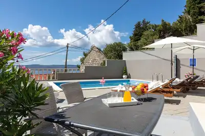 Chaleureuse maison familiale avec piscine chauffée. . . . . . . vacances parfaites pour le corps et l'âme